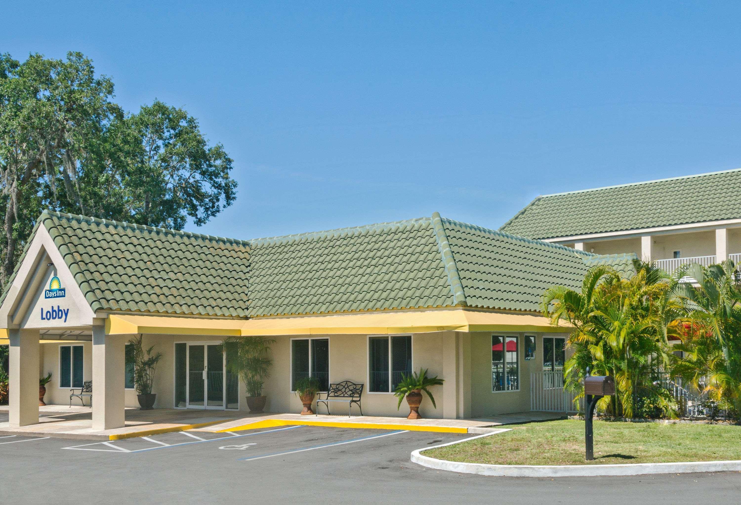 Days Inn By Wyndham Port Charlotte Town Center Exterior photo